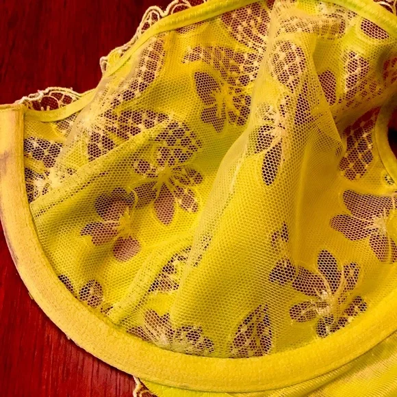 Absolutely stunning salad neon Victoria’s Secret 36 D lace sexy bra with lace
